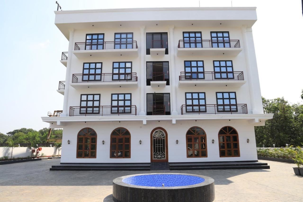 Krown Palace Resort Silvassa Bagian luar foto