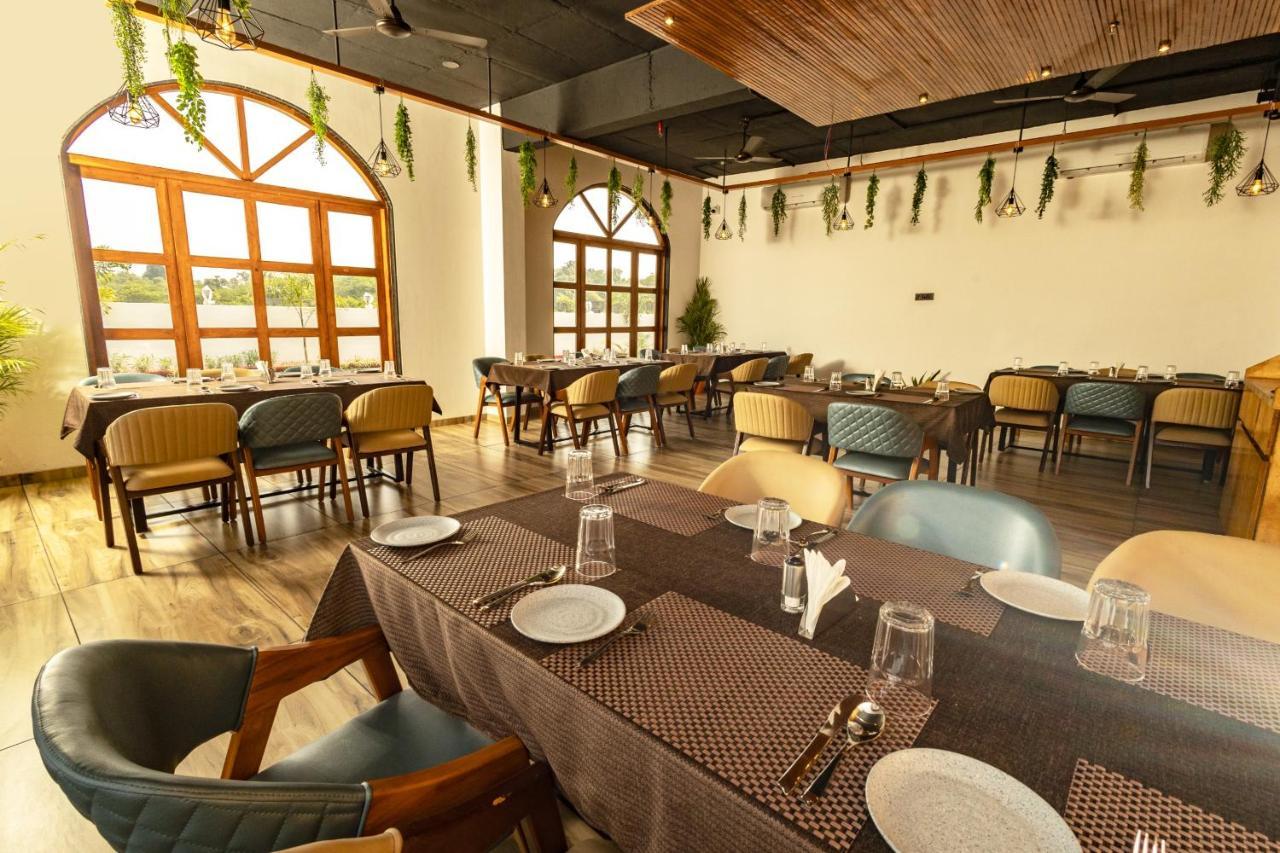 Krown Palace Resort Silvassa Bagian luar foto