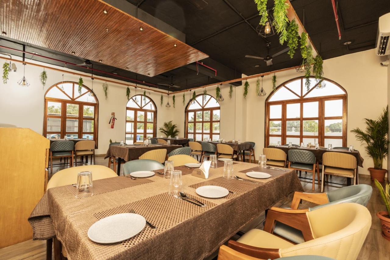 Krown Palace Resort Silvassa Bagian luar foto