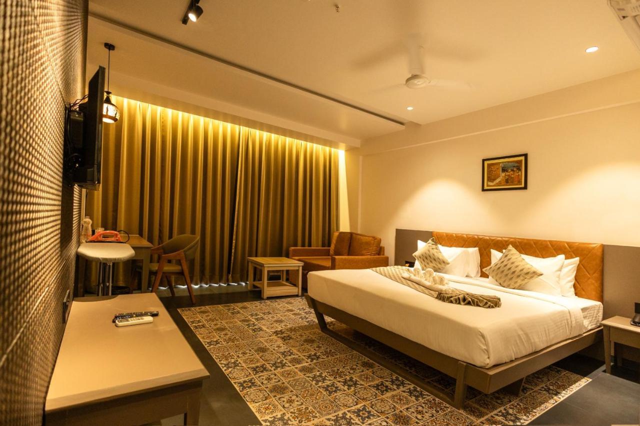 Krown Palace Resort Silvassa Bagian luar foto