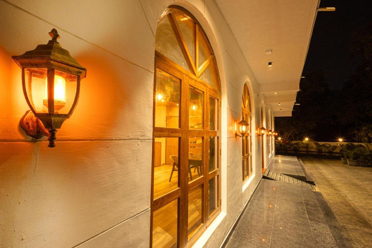 Krown Palace Resort Silvassa Bagian luar foto