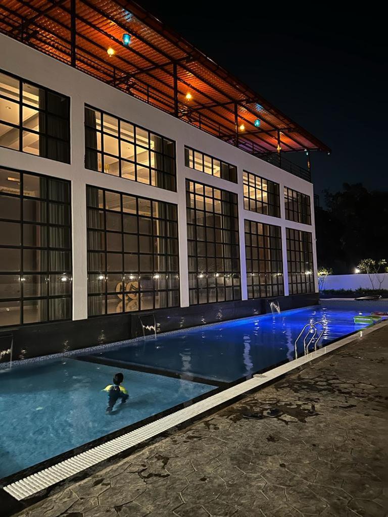Krown Palace Resort Silvassa Bagian luar foto