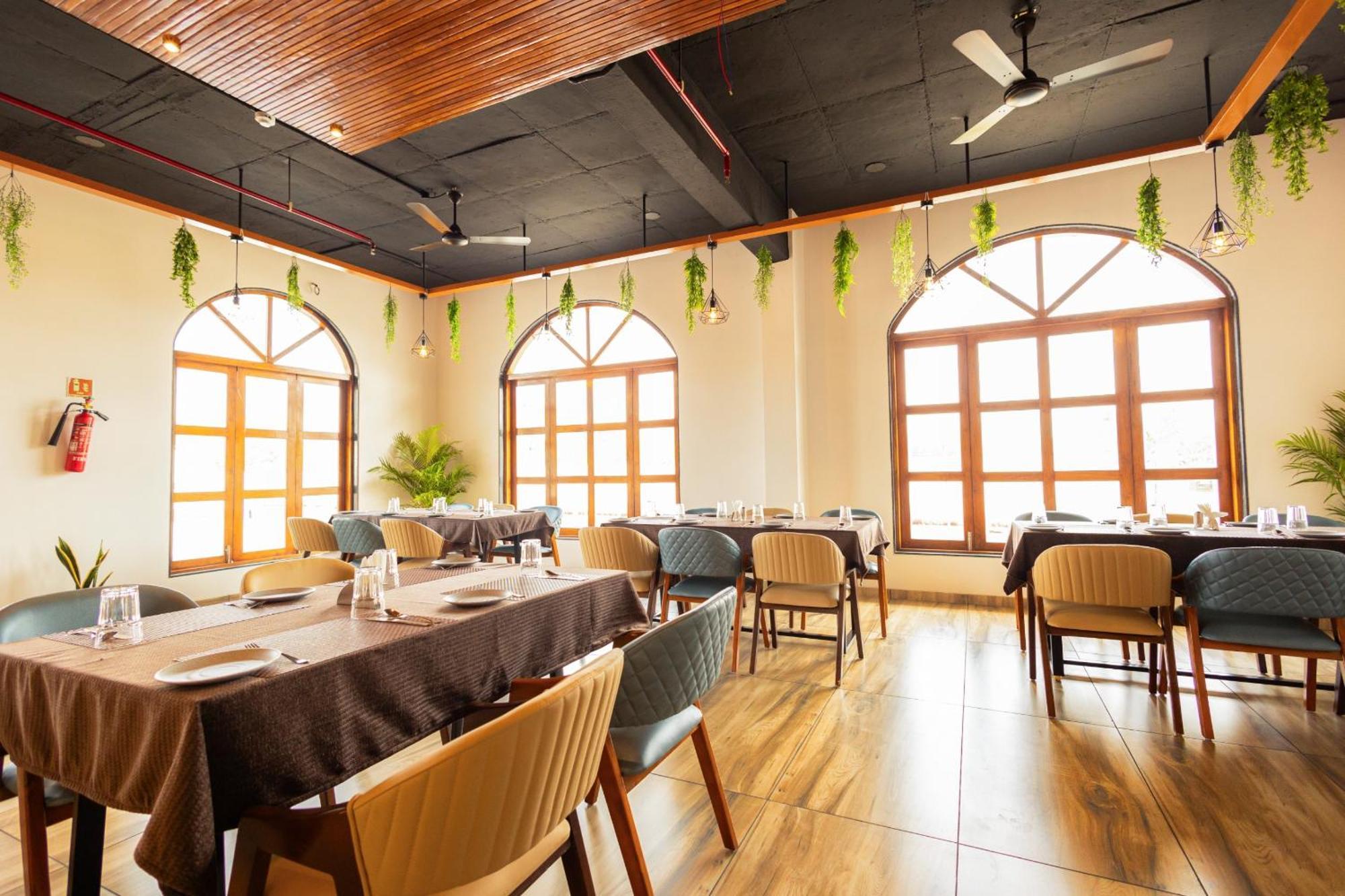 Krown Palace Resort Silvassa Bagian luar foto