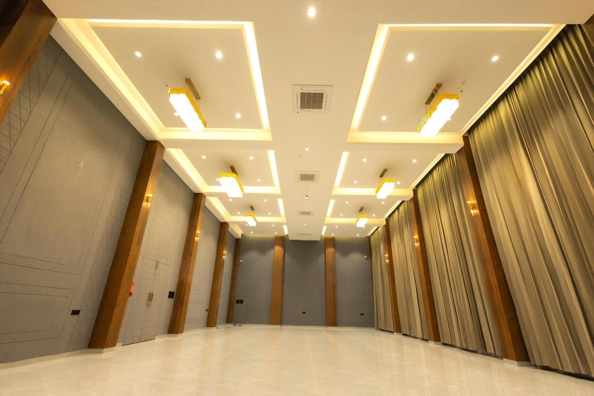 Krown Palace Resort Silvassa Bagian luar foto