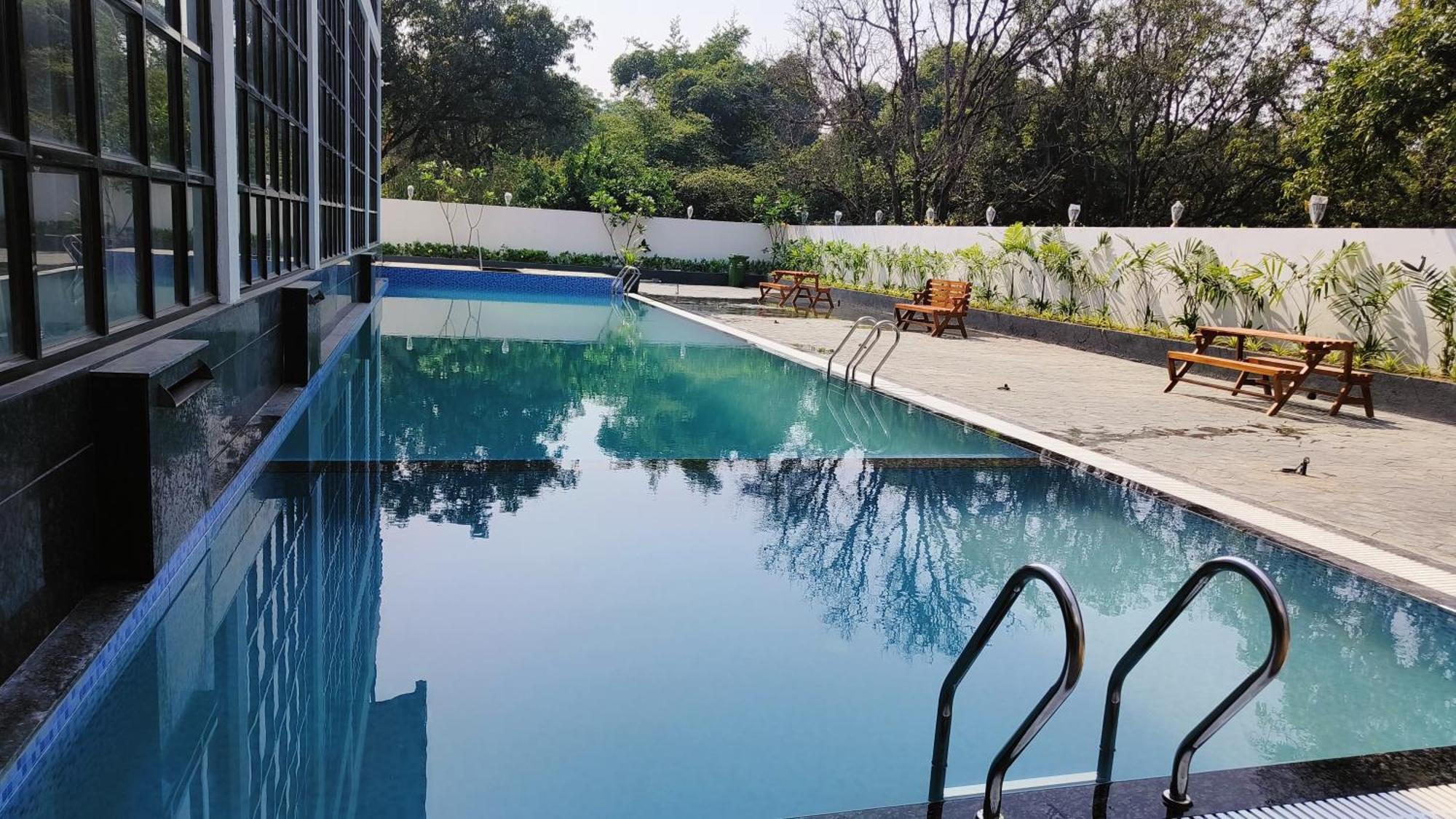 Krown Palace Resort Silvassa Bagian luar foto
